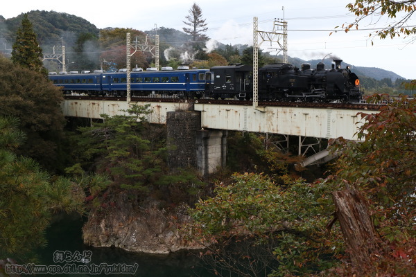 鬼怒川橋梁を渡るハロウィンのヘッドマークを付けたSL大樹