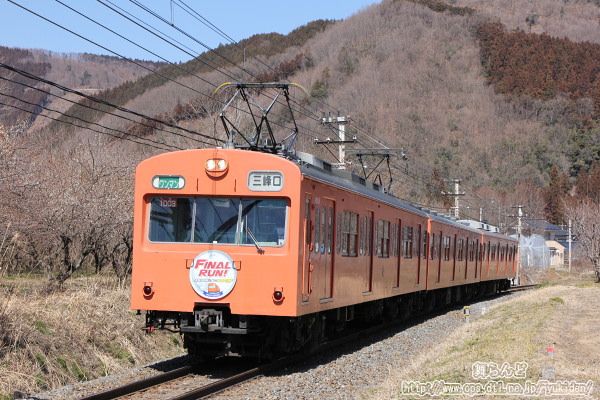 咲き始めの梅の脇を走る抜ける1003F