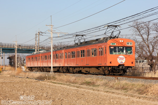 まだつぼみの桜並木の脇を行く1003F