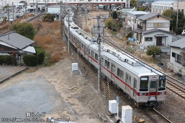 寄居駅へと入線するデキ103に牽引された11661F+11441F