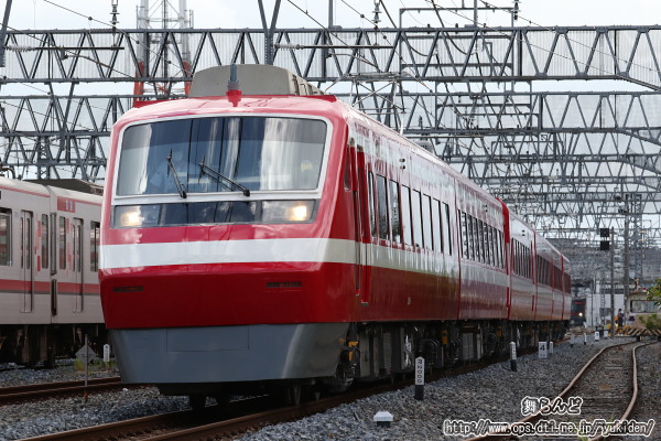 ツアー客を乗せて東武動物公園駅を出発したばかりの1800系のカラーリングが施された205F