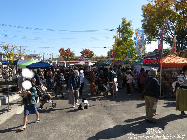 フェスティバル会場となった進修館のスキップ広場の様子