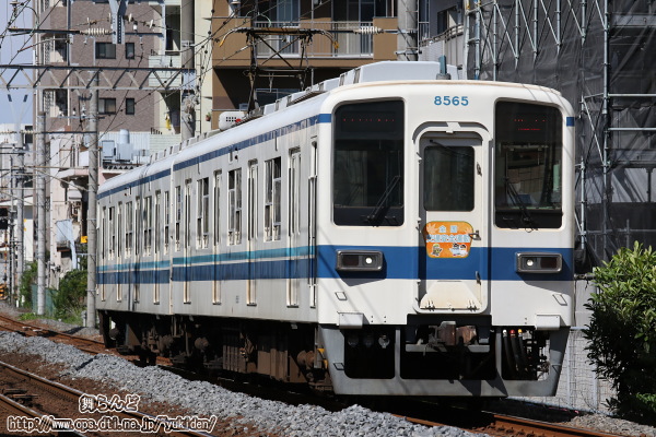 2022年秋の全国交通安全運動ヘッドマークを付けた8565F（その1）