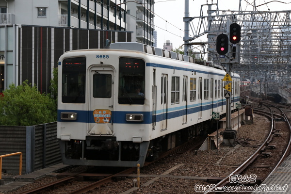 2023年秋の全国交通安全運動のヘッドマークを付けた8565F（その1）
