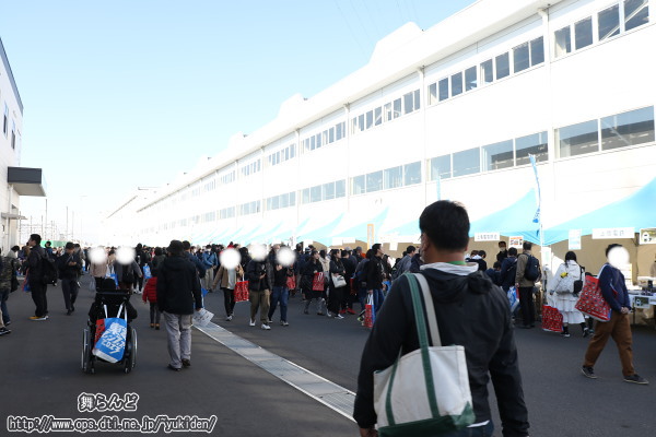 大勢の人で賑わう会場