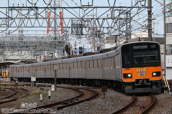 2025年秋の全国交通安全運動のヘッドマークが付けられた51065F（その2）