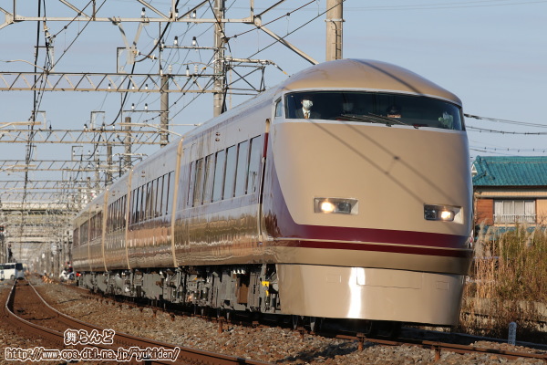 北千住へと向かうデラックスロマンスカーのカラーリングが施された101F