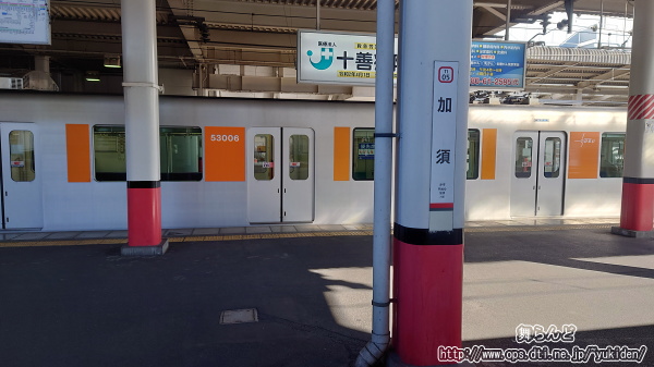 加須駅で後続列車の通過待ちで停車中の51006F