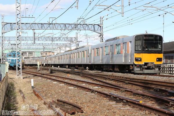 羽生に戻るデキ302と南栗橋に向かう51008F