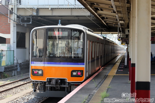 東武日光線の0キロポストの脇を通過する51093F