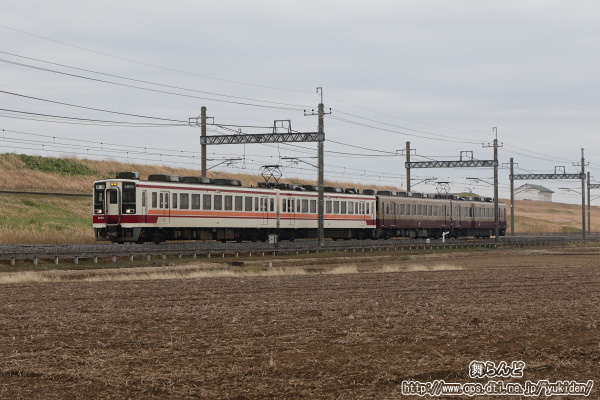 通常塗装とリバイバルカラーが組んだ6050系の編成