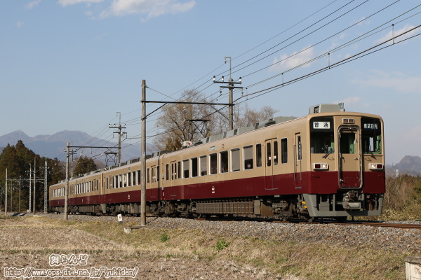御岳山を背後に6000系リバイバルカラーの2連編成を撮影