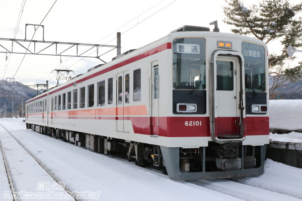 雪に覆われた会津荒海駅に停車中の61101F