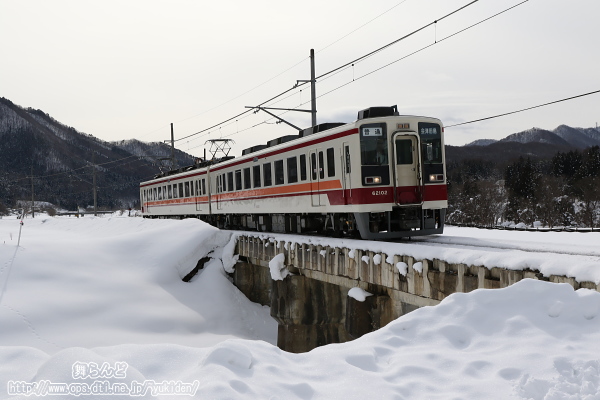 穴沢川橋梁を渡る61102F