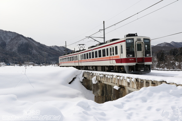 穴沢川橋梁を渡る6176F