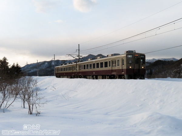 雪原の中を行く6000系リバイバルカラーの6179F
