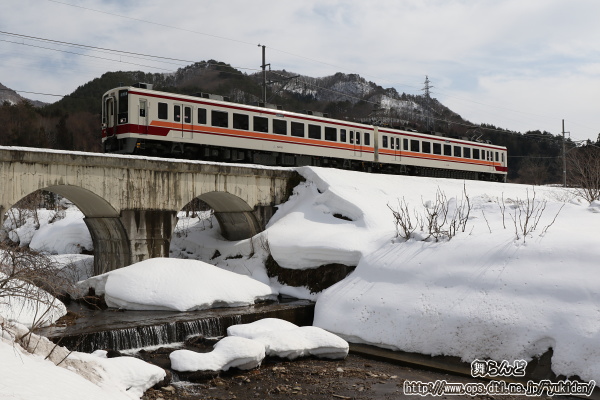羽根塩川橋梁を渡る61102F（下り）