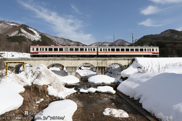 羽根塩川橋梁を渡る61102F（上り）