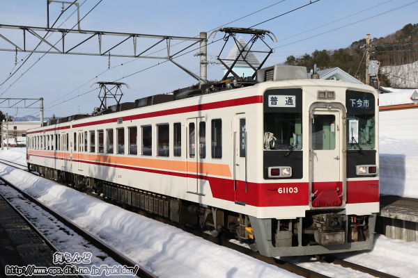 まだまだ雪だらけの会津荒海駅に停車中の61103F