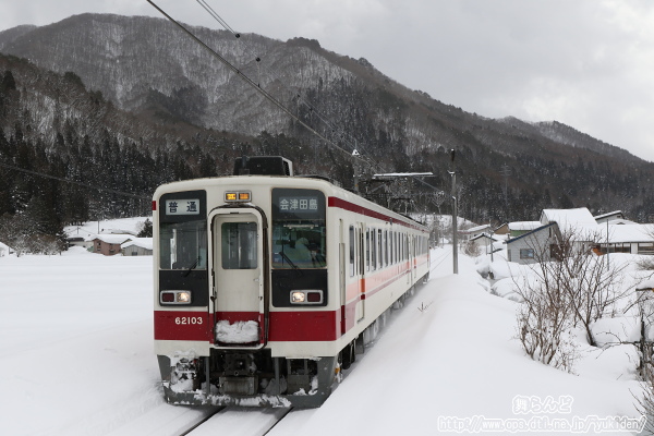雪が舞う会津山村道場駅に到着する61103F