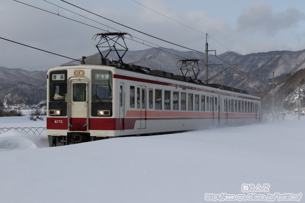 雪で足回りが隠された6173F