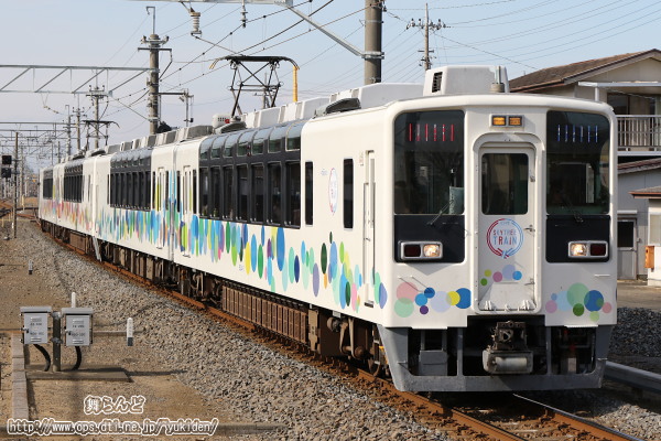 東小泉駅に入線するスカイツリートレイン