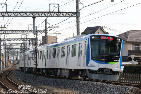 東岩槻駅手前のカーブを走る試運転中の80000系