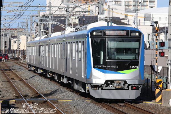 八木崎駅に姿を見せた試運転中の80000系