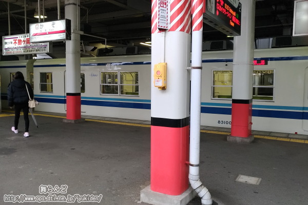 加須駅で停車中の81100F