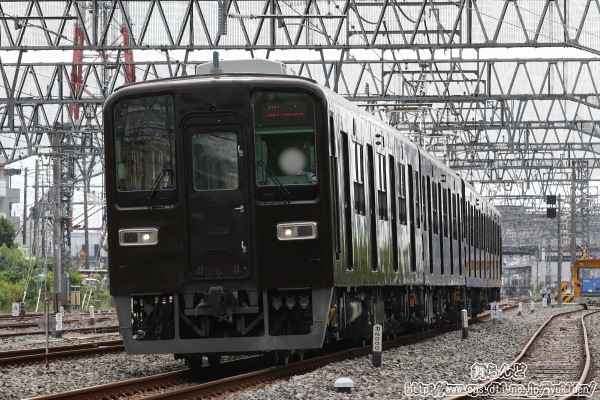 伊勢崎線を走るぶどう色1号の塗装となった81111F