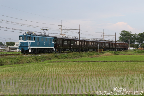 デキ506に牽引されて寄居へと向かうぶどう色1号の塗装となった81111F