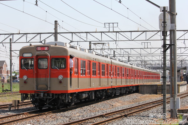 武川駅に入線する8506F＋8111F