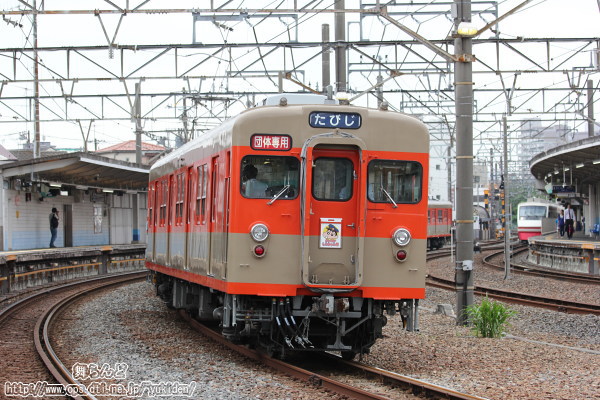 鐘ヶ淵駅を通過中のクレヨンしんちゃん号（8111F）