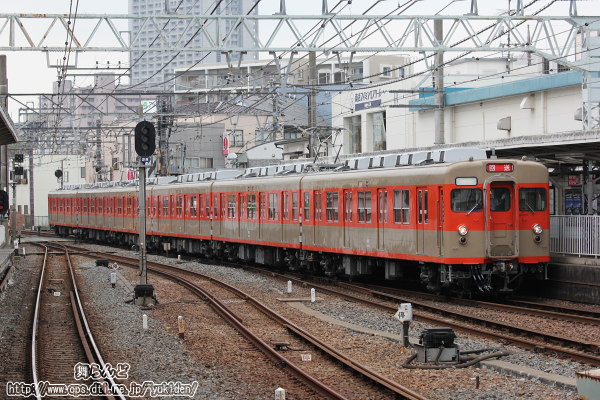 鐘ヶ淵駅1番線に入線する回送中の8111F
