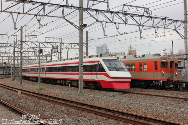 8111Fの脇を通過する特急りょうもう