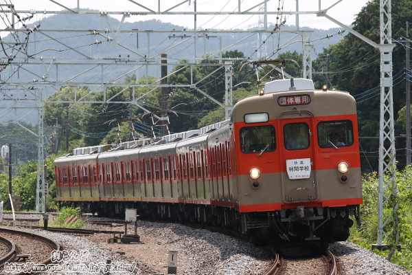 川化山をバックに板荷のカーブで撮影した8111F（往路）