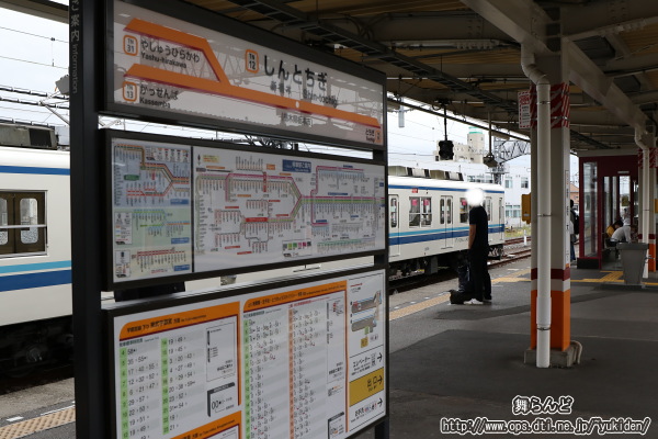 8159F試運転（新栃木駅の駅名標と）