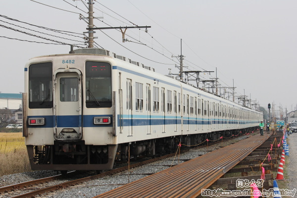 線路交換作業の脇を走り抜ける8181F