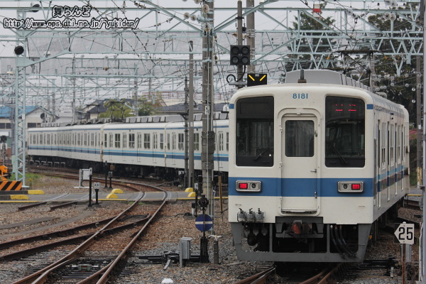 館林を発車した8181F