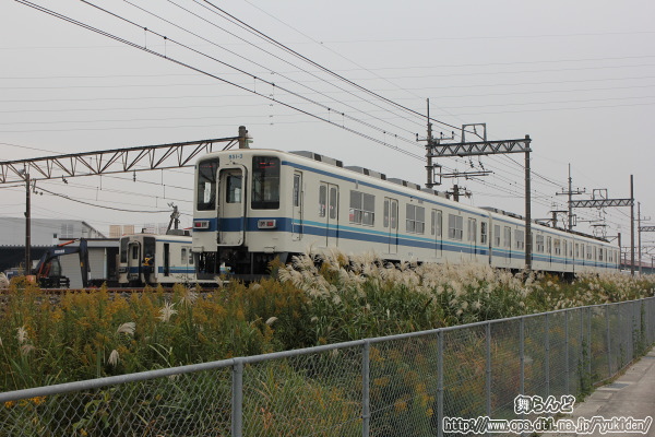 8181Fの脇を走り去る850系（851F）