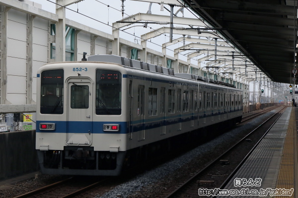 東武スカイツリーラインの複々線区間を行く8000系3両編成（往路　その2)