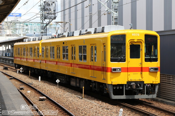 曳舟を発車する試験塗装の8575F