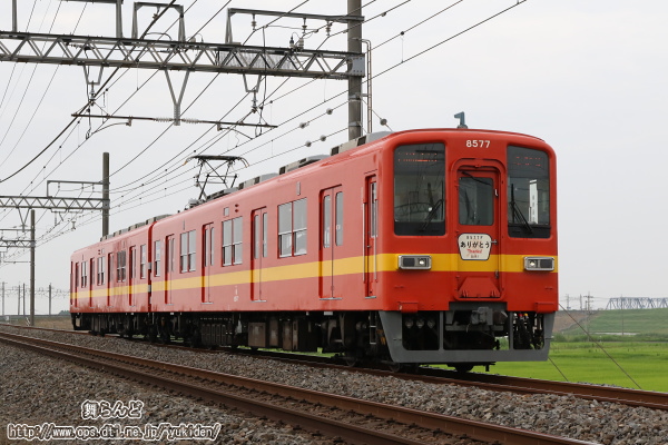 大カーブを生かして利根川橋梁と8577Fを撮影