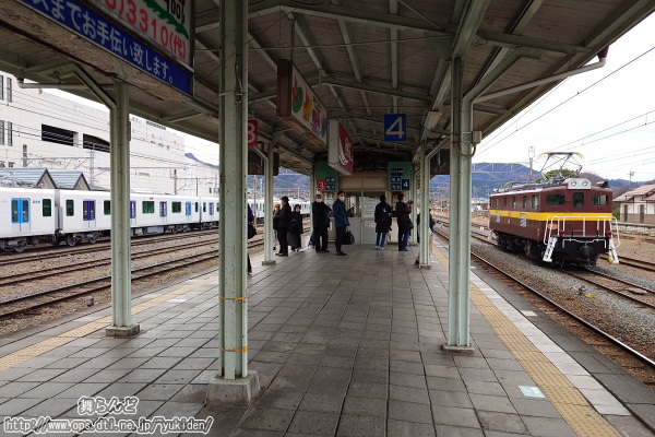 秩父鉄道のホームで撮影したデキ303と91001F