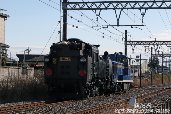 DE10 1109に牽引されて南栗橋へと向かうC11 207（後追い撮影）
