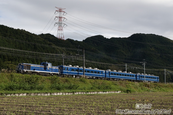 板荷の築堤を行くDL大樹