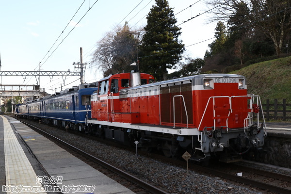 上今市を通過するDE10のプッシュプル列車