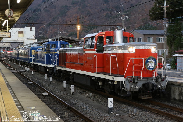 発車時間を待っているDE10重連列車