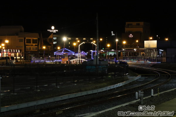 電飾が施された転車台など（鬼怒川温泉駅前）