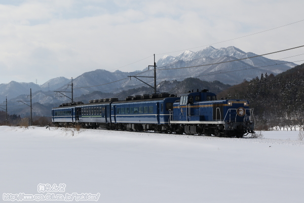 雪原の中を行くDL大樹と七ヶ岳（往路）